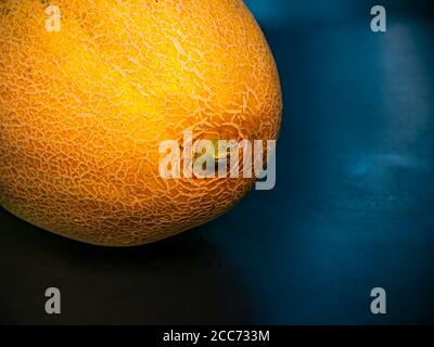 Gelbe reife Melone auf schwarzem Hintergrund. Stockfoto