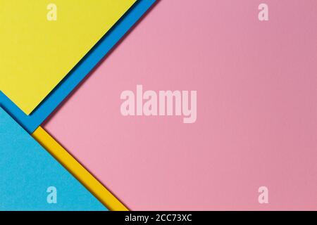 Abstrakte Farbe Papiere Geometrie flach Lay Komposition Hintergrund mit blauen, gelben und rosa Farbtöne Stockfoto