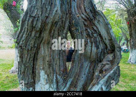 Ankara/Türkei-August 09 2020: Fotograf nimmt sein eigenes Foto mit fernem von der Baumhöhle mit Bewegungseffekt am Abend auf Stockfoto