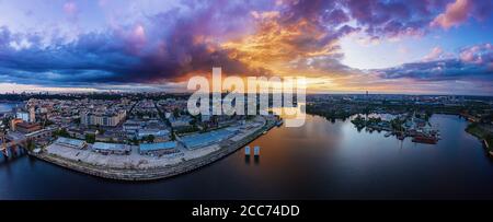 Dramatischer farbenprächtiger Sonnenuntergang über dem Fluss Dnipro in Kiew, Ukraine, Reisehintergrund. Großes Panorama von Drohne Stockfoto
