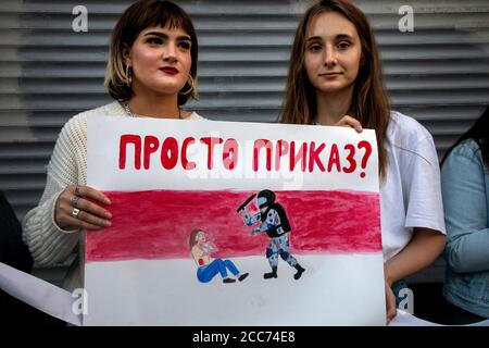 Moskau, Russland. 19. August 2020 Teilnehmer eines Streikens gegen Polizeigewalt und Bereitschaftspolizei bei Oppositionsprotesten in Belarus, an der Botschaft der Republik Belarus in der Maroseyka-Straße in Moskau, Russland. Auf dem Banner steht: "Ist das nur eine Bestellung?" Stockfoto