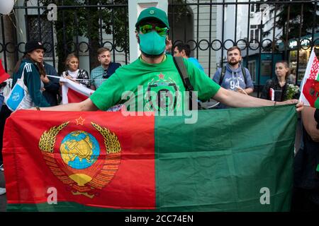 Moskau, Russland. 19. August 2020 EIN Mann steht in einem einzigen Streikposten zur Unterstützung des Präsidenten der Republik Belarus Alexander Lukaschenko auf Maroseyka Straße vor der Botschaft der Republik Belarus in Moskau, Russland Stockfoto