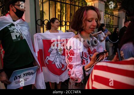 Moskau, Russland. Am 19. August nehmen 2020 Menschen an einer Kundgebung gegen die offiziellen Ergebnisse der weißrussischen Präsidentschaftswahl vor der belarussischen Botschaft in Moskau, Russland, Teil Stockfoto