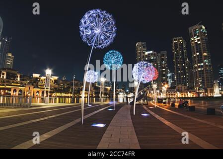 Nacht städtischen Straße von Dubai, VAE mit Blumen bunten Laternen Stockfoto