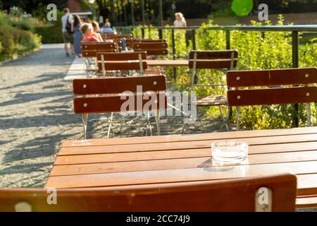 Perspektivischer Blick auf die Tische in einem Restaurant im Freien, Biergarten, suuny Tag Stockfoto