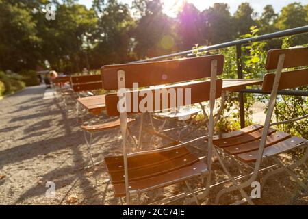 Perspektivischer Blick auf die Tische in einem Restaurant im Freien, Biergarten, suuny Tag Stockfoto