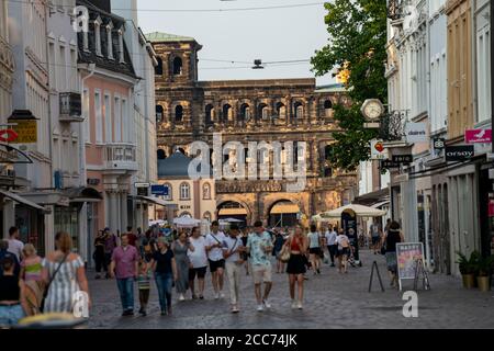 Die Porta Nigra, römisches Stadttor, UNESCO-Weltkulturerbe, in Trier, Rheinland-Pfalz, Deutschland Stockfoto