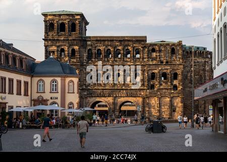 Die Porta Nigra, römisches Stadttor, UNESCO-Weltkulturerbe, in Trier, Rheinland-Pfalz, Deutschland Stockfoto