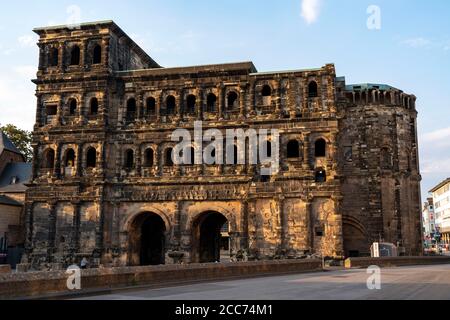 Die Porta Nigra, römisches Stadttor, UNESCO-Weltkulturerbe, in Trier, Rheinland-Pfalz, Deutschland Stockfoto