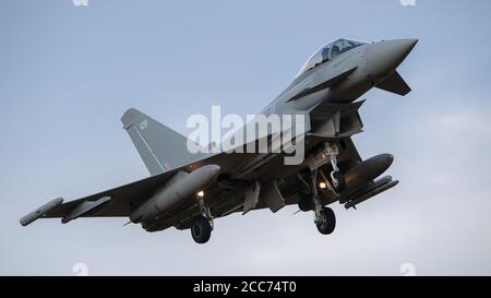 ZK428 Royal Air Force Eurofighter Typhoon FGR4 steigt in RAF Coningsby. Mittwoch, 5. August 2020. (Quelle: Jon Hobley, Mi News) Stockfoto