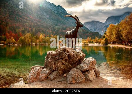 Jasna See mit dem Denkmal der Bergziege - Gämse Zlatorog vor. Nationalpark Triglav, Slowenien Stockfoto