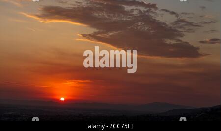 Orangefarbener Sonnenuntergang über dem San Fernando Valley Stockfoto