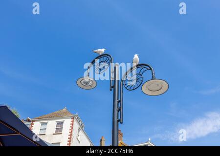 Ammoniten-förmige Laternenpfosten an der Strandpromenade, Lyme Regis, ein beliebter Badeort an der Jurassic Coast in Dorset, SW England Stockfoto