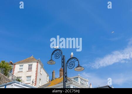 Ammoniten-förmige Laternenpfosten an der Strandpromenade, Lyme Regis, ein beliebter Badeort an der Jurassic Coast in Dorset, SW England Stockfoto