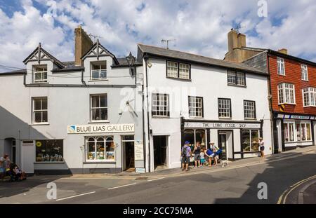 Der Lyme Fossil Shop und die Blue Lias Gallery im Zentrum von Lyme Regis, einer beliebten Küstenstadt an der Jurassic Coast in Dorset, Südwestengland Stockfoto