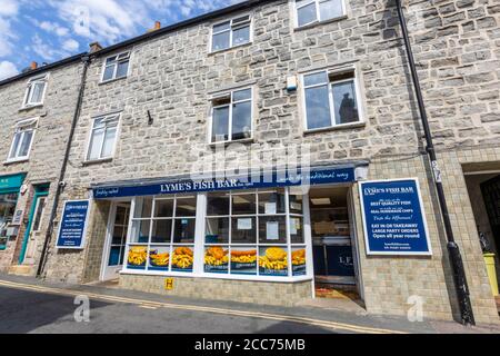 Vor der Lyme's Fish Bar, ein Fish & Chip Shop in Lyme Regis, einem beliebten Badeort an der Jurassic Coast in Dorset, Südwestengland Stockfoto