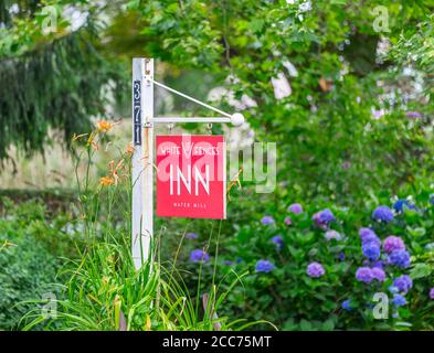 Zeichen für die Weißen Zäune Inn in Wassermühle, NY Stockfoto