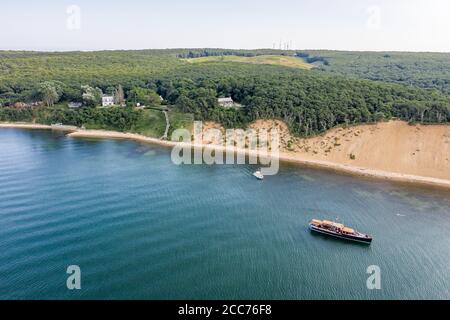 Luftaufnahme von Montauk mit privater Yacht im Vordergrund, Fort Pond Bay, Montauk Stockfoto