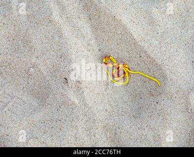 Bunte Lanyard im Sand an einem Meeresstrand, Montauk, NY Stockfoto