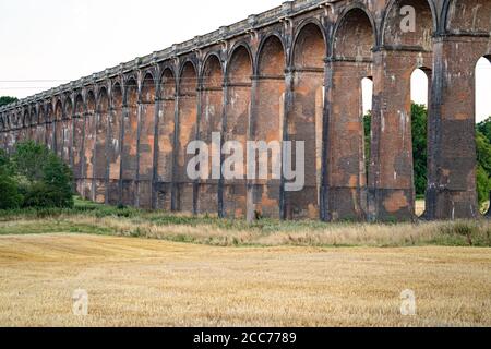 Das Ouse Valley Viaduct (Balcombe Viaduct), das die London-Brighton-Eisenbahnlinie über den Fluss Ouse in Sussex, Großbritannien, transportiert Stockfoto