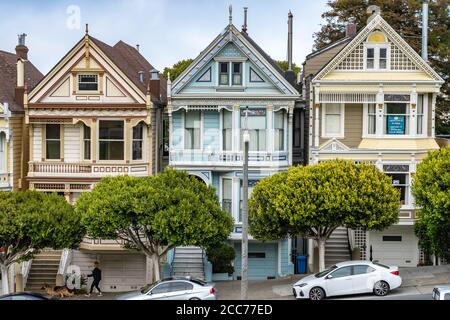 Painted Ladies in San Francisco, CA, historische Reihe von viktorianischen Häusern bunt in 3 oder mehr Farben gemalt, um die architektonischen Details zu verbessern Stockfoto