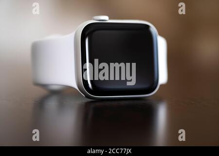 Izmir, Türkei - 7. August 2020: Nahaufnahme der weißen Apple Watch 5 auf einem Holztisch. Stockfoto