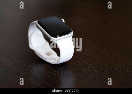 Izmir, Türkei - 7. August 2020: Nahaufnahme der weißen Apple Watch 5 auf einem Holztisch. Stockfoto