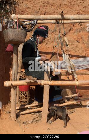 En Tribal Weberin an ihrem Webstuhl, Shan State, Myanmar Stockfoto