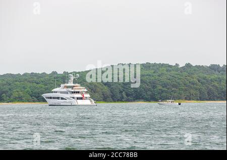 Große Luxus-Motoryacht vor Shelter Island, NY Stockfoto