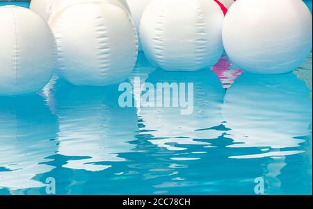 Strandbälle schwimmen in einem Pool Stockfoto