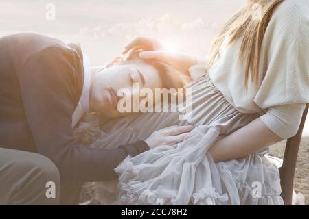 Romantische Szene eines Paares mit Gesten der Zuneigung in Eine surreale Atmosphäre Stockfoto