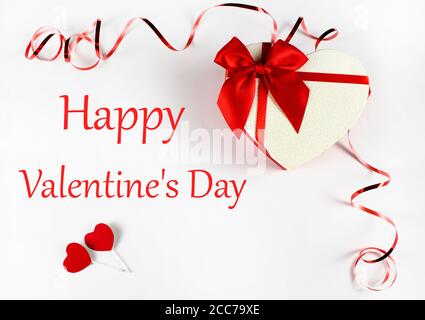 Valentinstag-Konzept Valentinstag. Rote Rose mit Blütenblättern auf weißem Hintergrund. Valentinskarte, valentinstag, Banner, Postkarte. Geschenk und Rippenbund Stockfoto