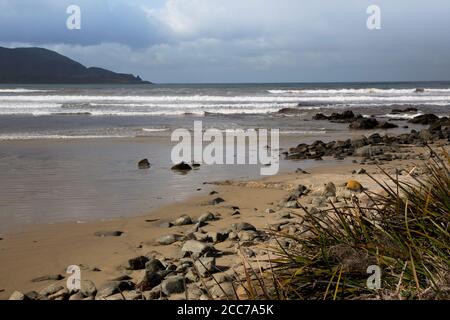 Cloudy Bay am südlichen Ende der malerischen Bruny Island, Tasmanien. Spitzen der Vegetation vor dem Strand, Meer, gefolgt von fernen Halbinsel und Himmel. Stockfoto