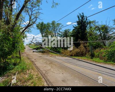 Versorgungsleitung durch Derecho vom 10. August 2020 und Sperrstraße zerstört. Cedar Rapids, Iowa. Stockfoto