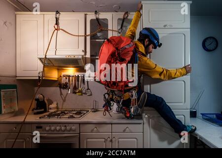 Klettern in der Küche während der Quarantänezeit Stockfoto