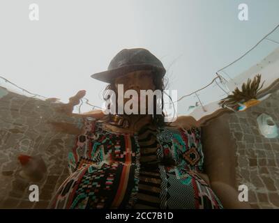 Eine gebräunte junge Frau stockt die Zunge heraus und nimmt ein Foto unter Wasser Stockfoto
