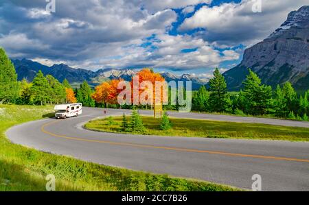 Wohnmobil Wohnmobil im Herbst Urlaub Road Trip mit farbigen Blättern Stockfoto