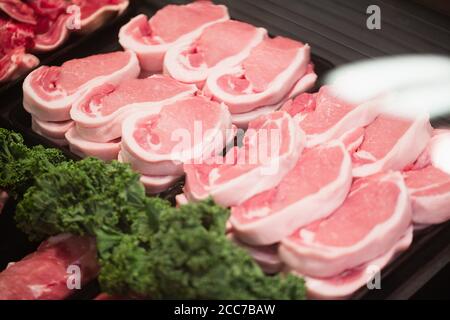 Konzentrieren Sie sich auf Regale mit Fleisch in einem Supermarkt Stockfoto