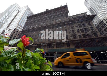 New York City, USA. August 2020. Außenansicht des ehemaligen Kaufhauses „Lord & Taylor“ in der 5th Avenue, das von Amazon gekauft wurde. Amazon gab bekannt, dass es 2,000 Mitarbeiter in NYC einstellen und sie in den neuen Büros, die derzeit renoviert werden, in New York, NY, 19. August 2020, niederlassen wird. (Anthony Behar/Sipa USA) Quelle: SIPA USA/Alamy Live News Stockfoto