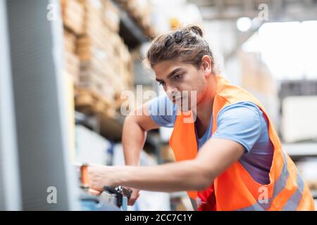 Junger Handwerker, der in einer Werkstatt arbeitet Stockfoto