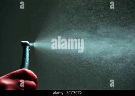 Zahnmedizinische diamant Zylinder bur mit Handstück und Spritzwasser. Stockfoto