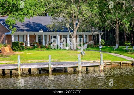 Ein typisches Backsteinhaus wird am Fowl River, 6. Juli 2019, in CODEN, Alabama gebaut. Stockfoto