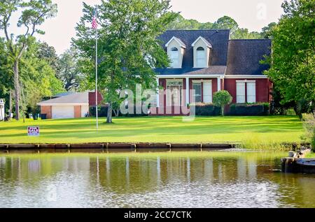 Ein "zum Verkauf" Schild steht vor einem Haus am Fowl River, 6. Juli 2019, in CODEN, Alabama. Stockfoto