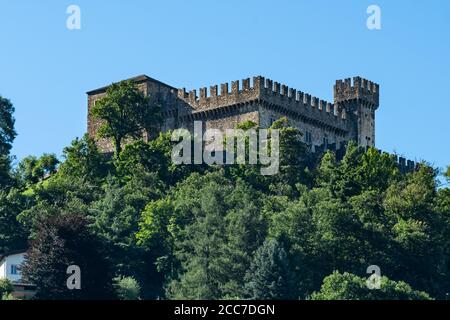 Außenansicht von Corbaro Sasso aka Unterwalden oder Santa Barbara Mittelalterliche Burg und blauer Himmel in Bellinzona Tessin Schweiz Stockfoto