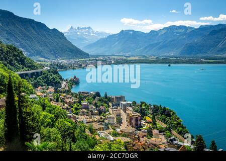 Luftaufnahme des Genfer Sees mit Schweizer Alpenpanorama Montreux nach Villeneuve und Chillon Schloss in Veytaux Stadt Waadt Schweiz Stockfoto