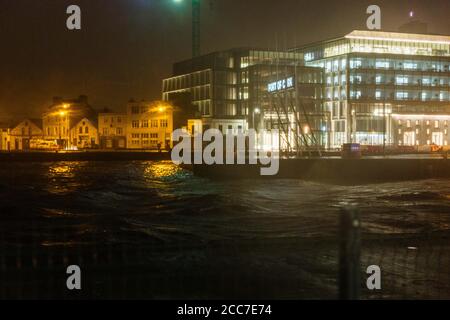 Cork, Irland. August 2020. Sturm Ellen, Cork City. Im Hafen von Cork wurden viele Schiffe angedockt, um den Sturm abzuwarten. Als Sturm Ellen beginnt, Cork City und den Rest der Grafschaft zu treffen. Viele haben damit begonnen, die Luken abzulegen, der Sturm hat viele Gebiete ohne Strom verlassen und viele Straßen durch umgestürzte Bäume abgeschnitten. Kredit: Damian Coleman/Alamy Live Nachrichten Stockfoto