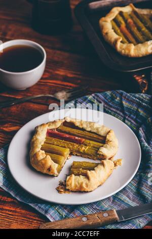 Rhabarber Mini Galette in Scheiben auf weißem Teller Stockfoto