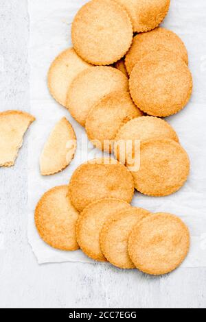 Hausgemachte Shortbread-Kekse auf einem Pergamentpapier Stockfoto
