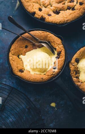 Pfanne Chocolate Chip Cookies serviert mit Vanilleeis Stockfoto