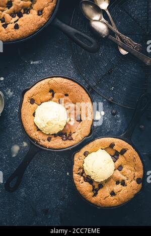 Pfanne Chocolate Chip Cookies serviert mit Vanilleeis Stockfoto